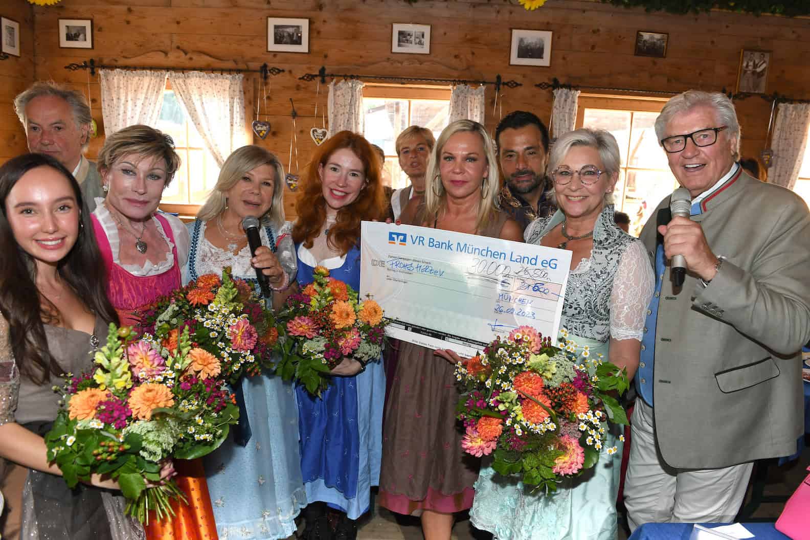 Vanessa Dollinger, Dr. Antje-Katrin Kühnemann, Marianne Hartl, Laura Siegel, Birgit Fischer-Höper, Alessandro Morgan, Claudia Jung, Michael Hartl – Scheckübergabe /Fotovermerk: Agentur Schneider-Press/Wolfgang Breiteneicher
