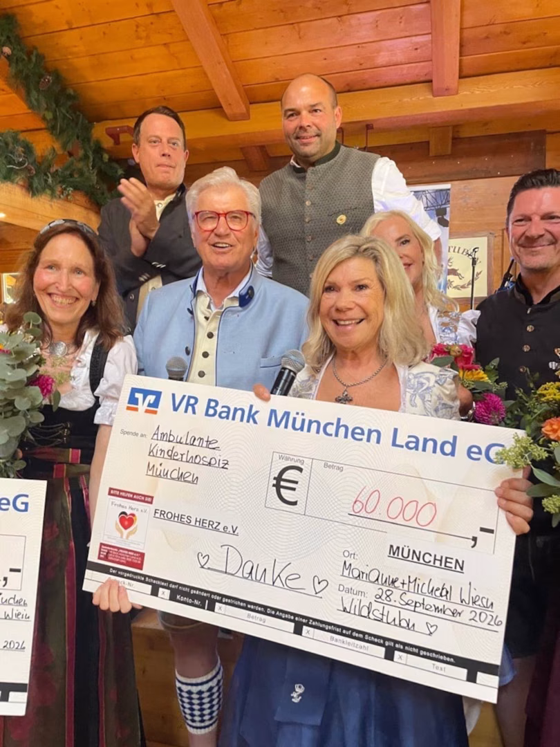 Bei der Benefizveranstaltung im Wiesn-Festzelt „Wildstubn“ kamen insgesamt 60.000 Euro für den guten Zweck zusammen.